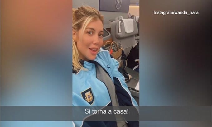 Argentina, il messaggio di Wanda Nara in aereo