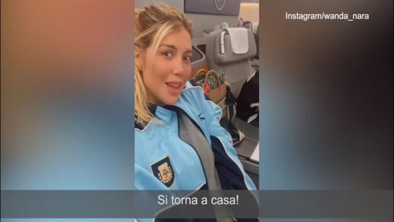 Argentina, il messaggio di Wanda Nara in aereo
