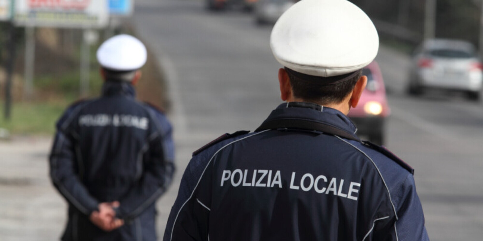 I Vigili si fermano all'Autogrill per un caffè: ladri saccheggiano le volanti