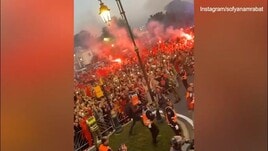 Il Marocco festeggia, sfilata sul bus scoperto per le vie di Rabat