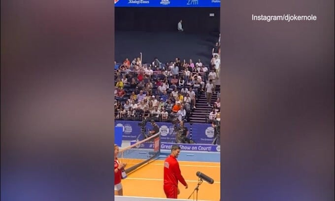 Tennis, Djokovic frizzantino: il balletto in campo è virale!