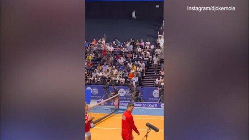 Tennis, Djokovic frizzantino: il balletto in campo è virale!