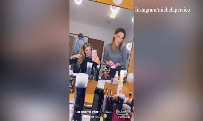 Michela Persico scatenata nel backstage