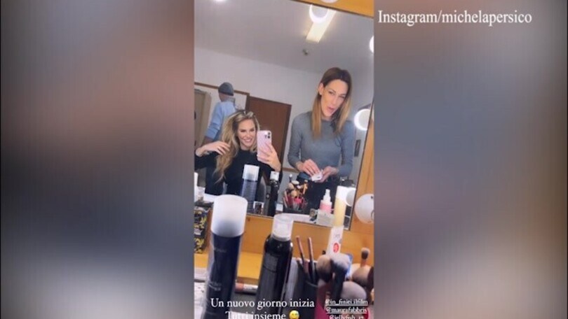 Michela Persico scatenata nel backstage