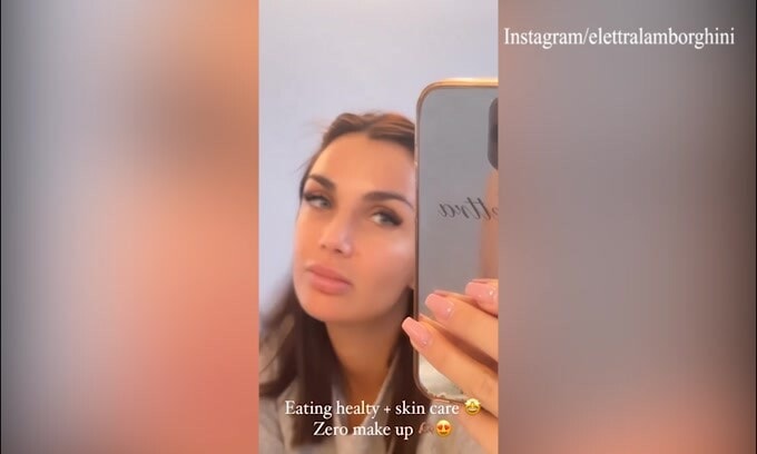 Elettra Lamborghini, scollatura hot dopo l'allenamento