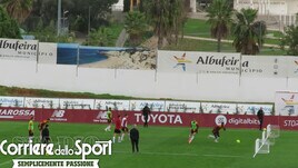 L’errore di Karsdorp in partitella sotto lo sguardo di Mourinho