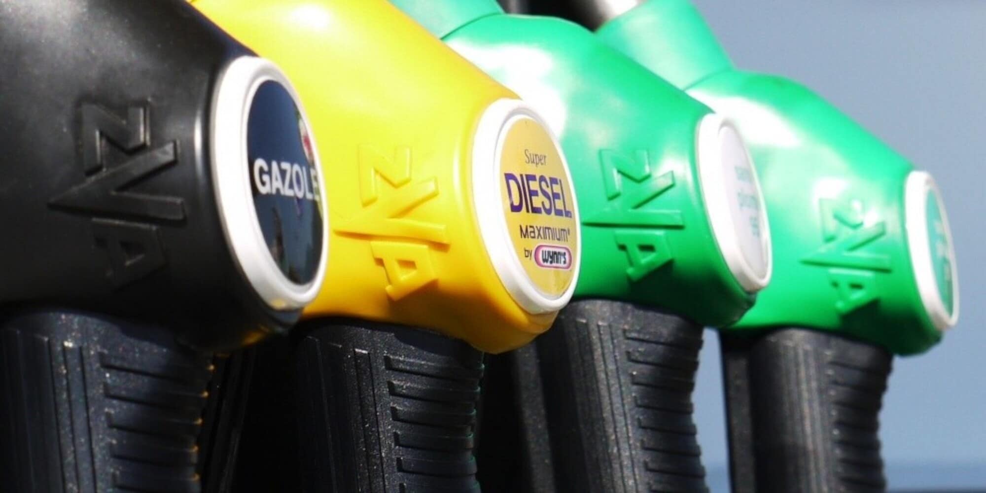 Benzina, prezzi ancora in calo: ecco di quanto