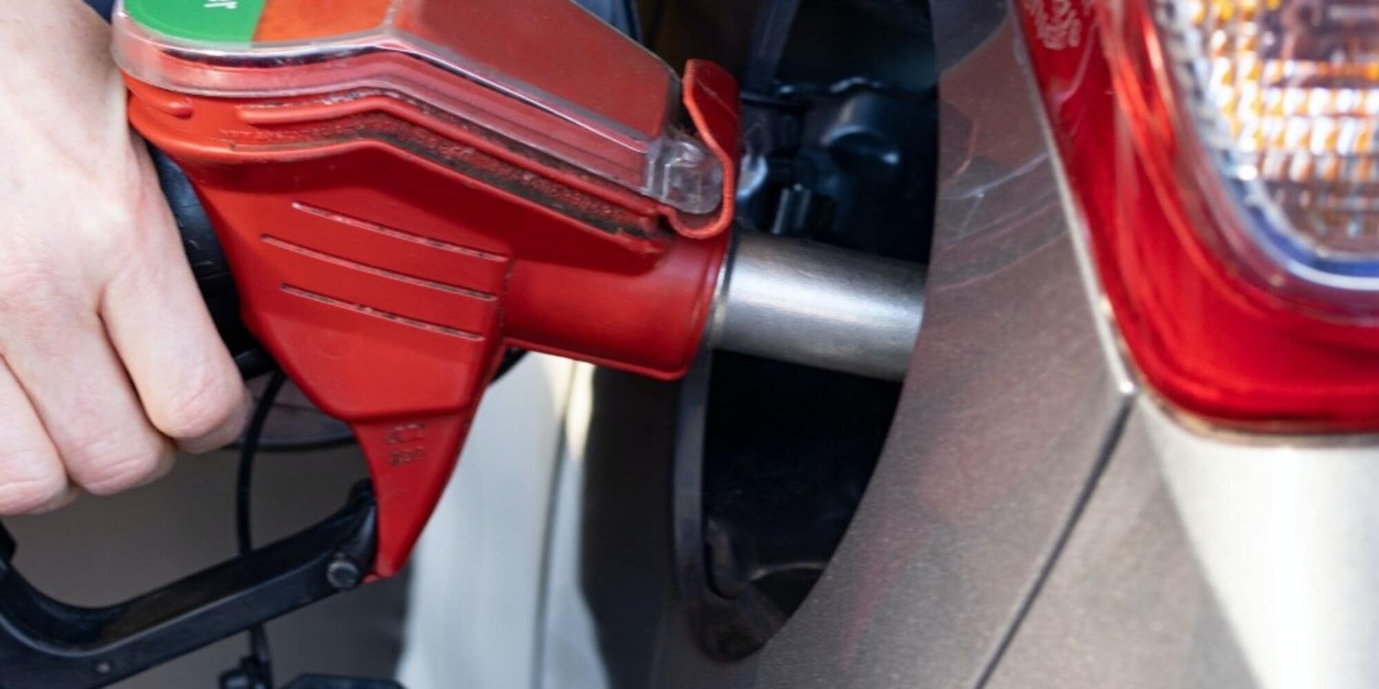 Prezzi carburanti, benzina e diesel scendono ancora