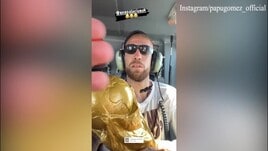 Papu Gomez porta la coppa in cielo