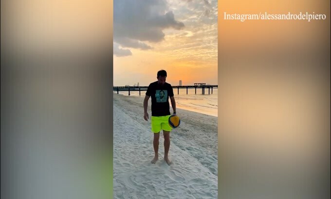 Del Piero, palleggi in spiaggia