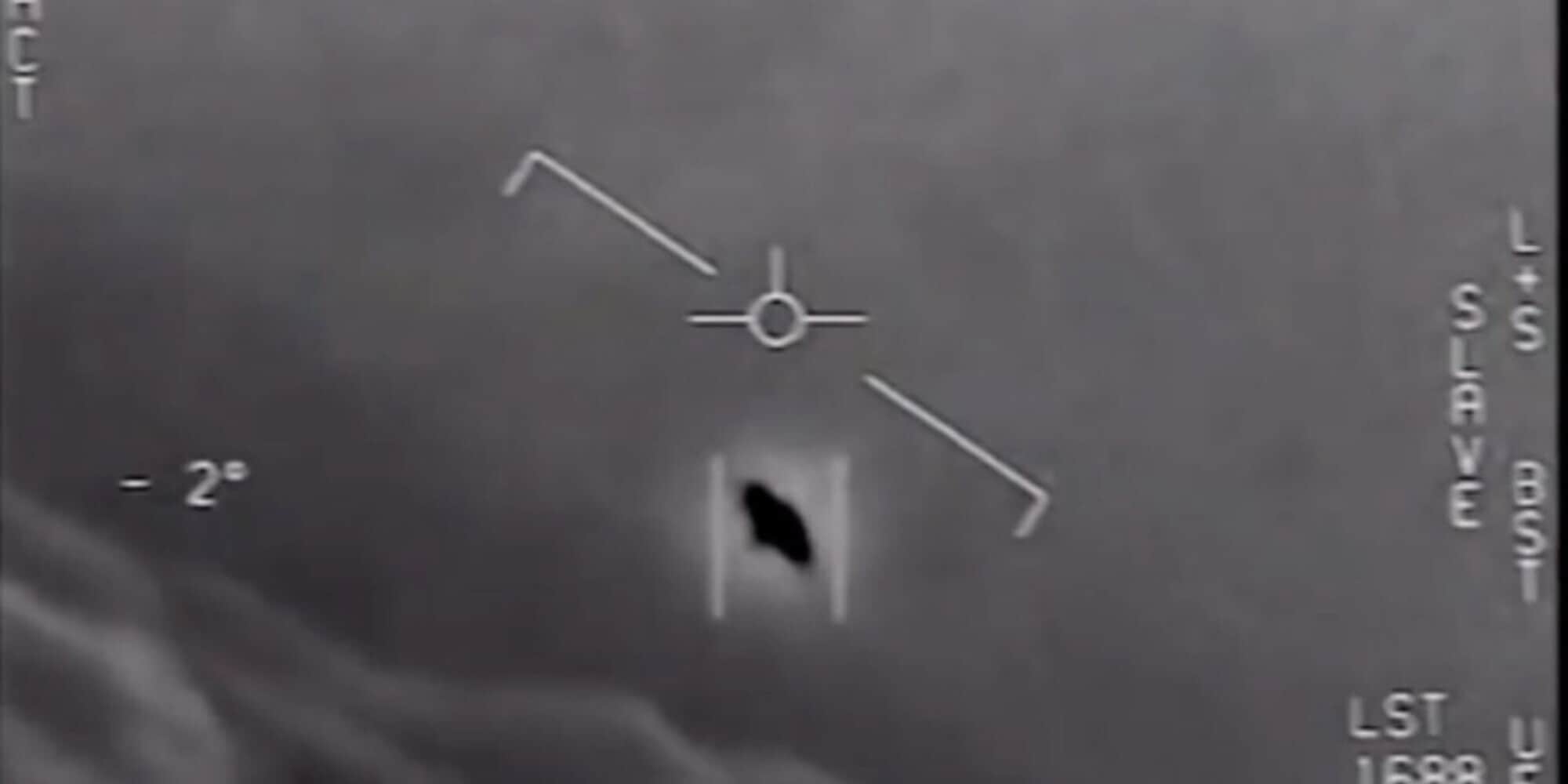 Il pilota di un Boeing 747 fotografa un Ufo in volo: la clamorosa foto diventa virale