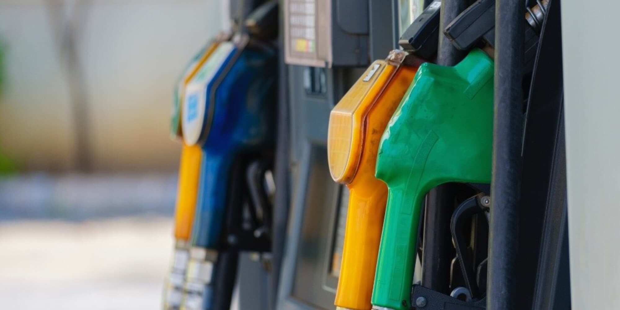 Benzina, prezzi in calo: ma il 31 dicembre termina il taglio delle accise