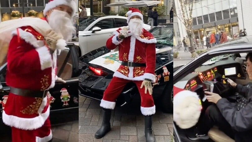 Giappone, Babbo Natale dà i regali ai bambini a bordo di auto d'epoca