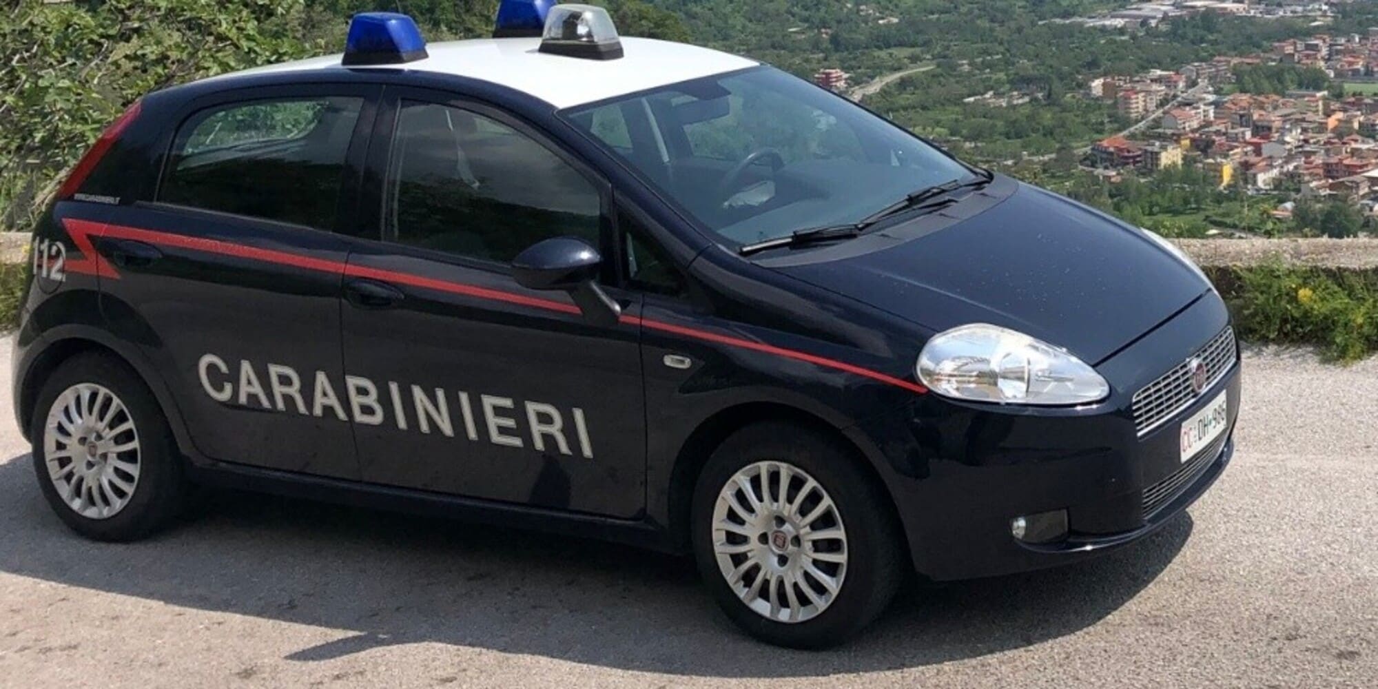Prova a rubare un’auto, ma c’è una persona sul sedile del passeggero