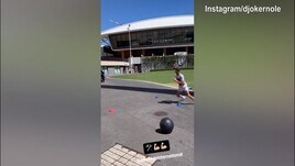 Tennis, l'allenamento di Djokovic ad Adelaide