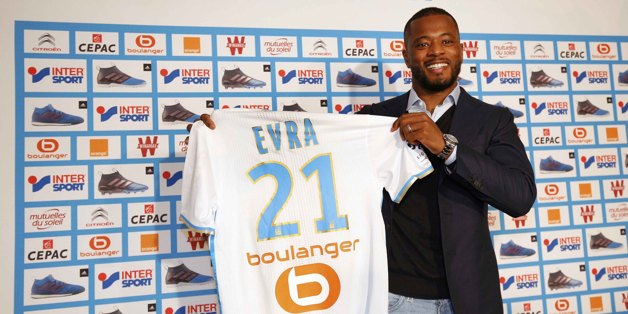 Evra si presenta ai suoi nuovi tifosi dell'Olympique Marsiglia