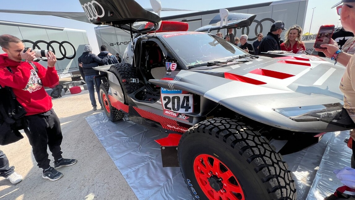 Dakar, il bivacco nel deserto: le "oasi" delle auto
