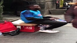 Il coro di Abdoul prima di Napoli-Juve sulle strade della città