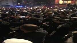 L'impressionante folla di tifosi che aspetta il pullman del Napoli fuori dal Maradona