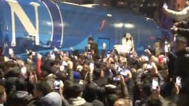 La folla dei tifosi del Napoli accoglie il pullman della squadra prima della partita con la Juve