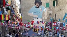 Napoli-Roma, l'attesa al murale per Maradona