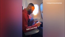 Roma, sull'aereo Dybala 'sfotte' Wijnaldum