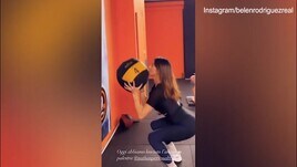 Il fascino di Belen è intramontabile, eccola alle prese con la palla