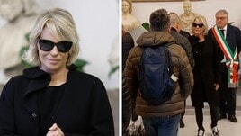 Maria De Filippi ringrazia i romani alla camera ardente di Costanzo