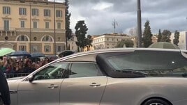 L'arrivo del feretro di Maurizio Costanzo davanti alla chiesa