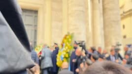 Funerali Costanzo, l'arrivo in chiesa della moglie Maria De Filippi