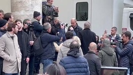 Funerali Maurizio Costanzo, Christian De Sica esce dalla chiesa dopo la funzione