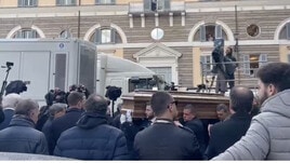 Funerali Maurizio Costanzo, il feretro esce dalla chiesa
