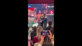 Totò Schillaci regala la maglia di Italia '90 a Costantino della Gherardesca