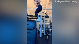 Elisabetta Canalis, nuova tecnica di allenamento con...caduta finale