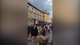 Caos a Napoli, i tifosi dell'Eintracht devastano la città