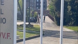 Berlusconi ricoverato, folla all'esterno del San Raffaele