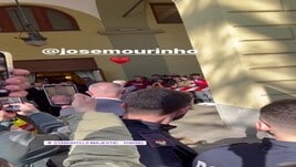 Torino-Roma, Mourinho esce dall'hotel: l'accoglienza dei tifosi