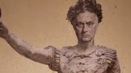 Roma, Mourinho come un imperatore in un murales a Lisbona
