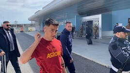 Tifosi in delirio per la partenza della Roma per Rotterdam