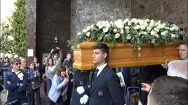 Funerale Julia Ituma, l'uscita del feretro