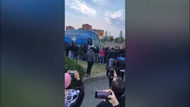 Il pullman del Napoli accolto da fischi e insulti
