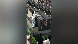 La dj dello Stadium scatenata durante il riscaldamento delle squadre