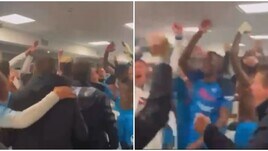 Napoli, pazza festa nello spogliatoio: partono i cori scudetto!