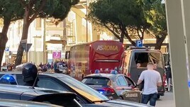 Atalanta-Roma, ecco il pullman giallorosso accompagnato dai tifosi