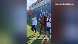 Beckham torna a Parigi: ecco l'accoglienza di Messi e compagni