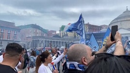 Napoli, festa e fuochi d'artificio dopo la vittoria dell'Inter sulla Lazio