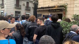 Inizia Napoli-Salernitana, tifosi in strada davanti alla tv