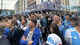 Napoli, i tifosi attendono la squadra e cantano: "Vinceremo il tricolor"