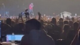 Lazza provoca i tifosi del Napoli durante il concerto: il video è virale