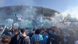 “Vinceremo il tricolore”, cori e atmosfera da brividi al Maradona: le immagini da Napoli